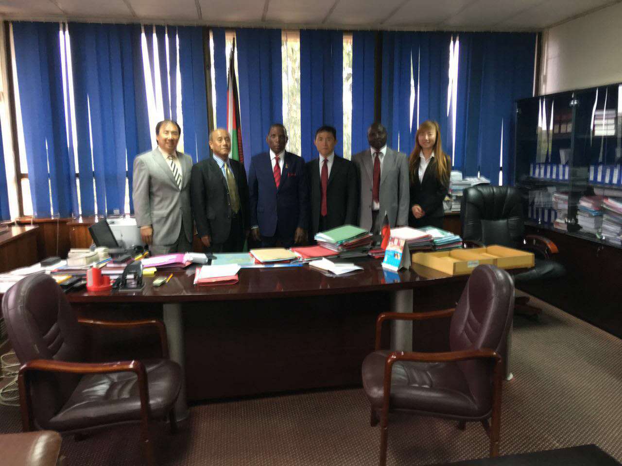 公司主要领导与马拉维前任工业贸易旅游部部长合影