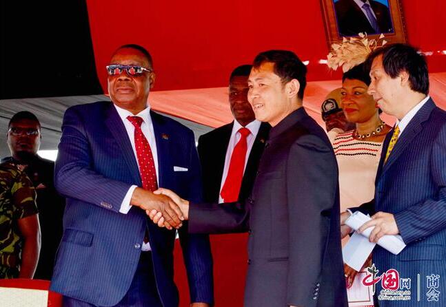 马拉维总统彼得·穆塔里卡和总裁马占江合影