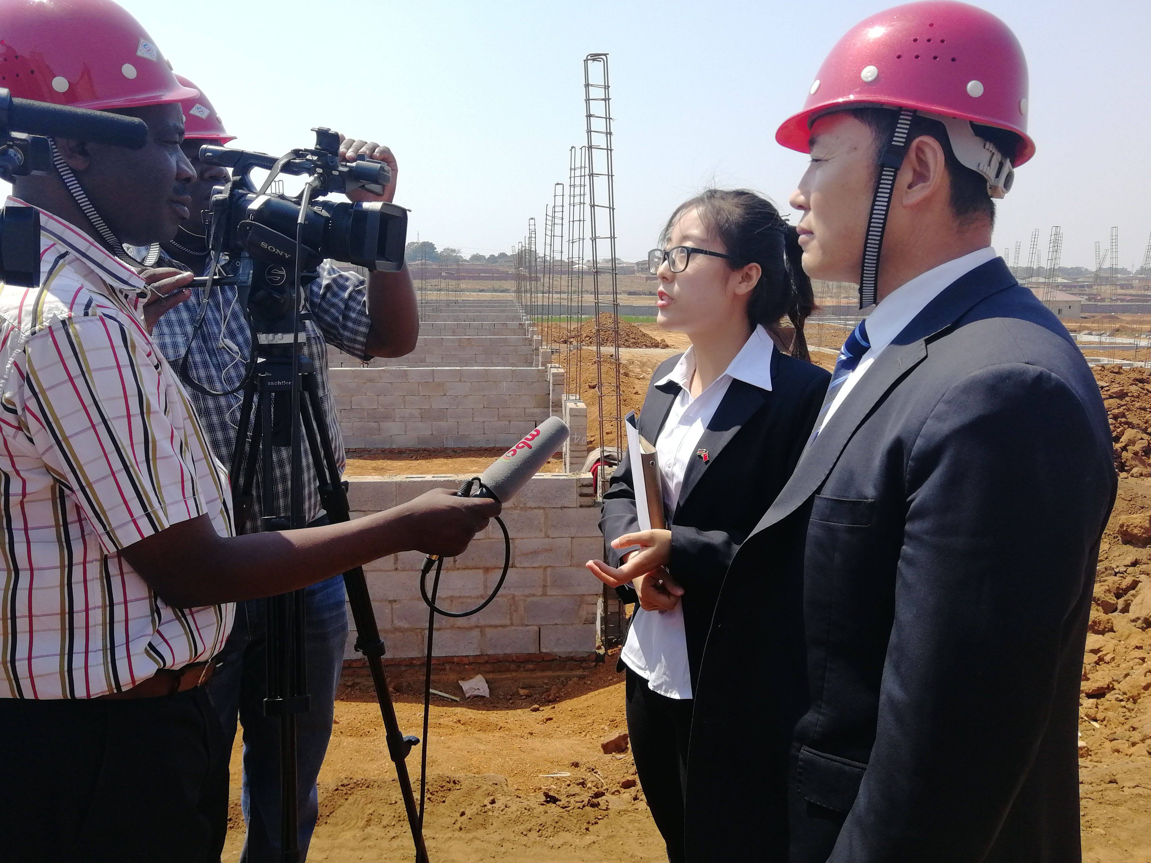 公司领导接受当地媒体采访