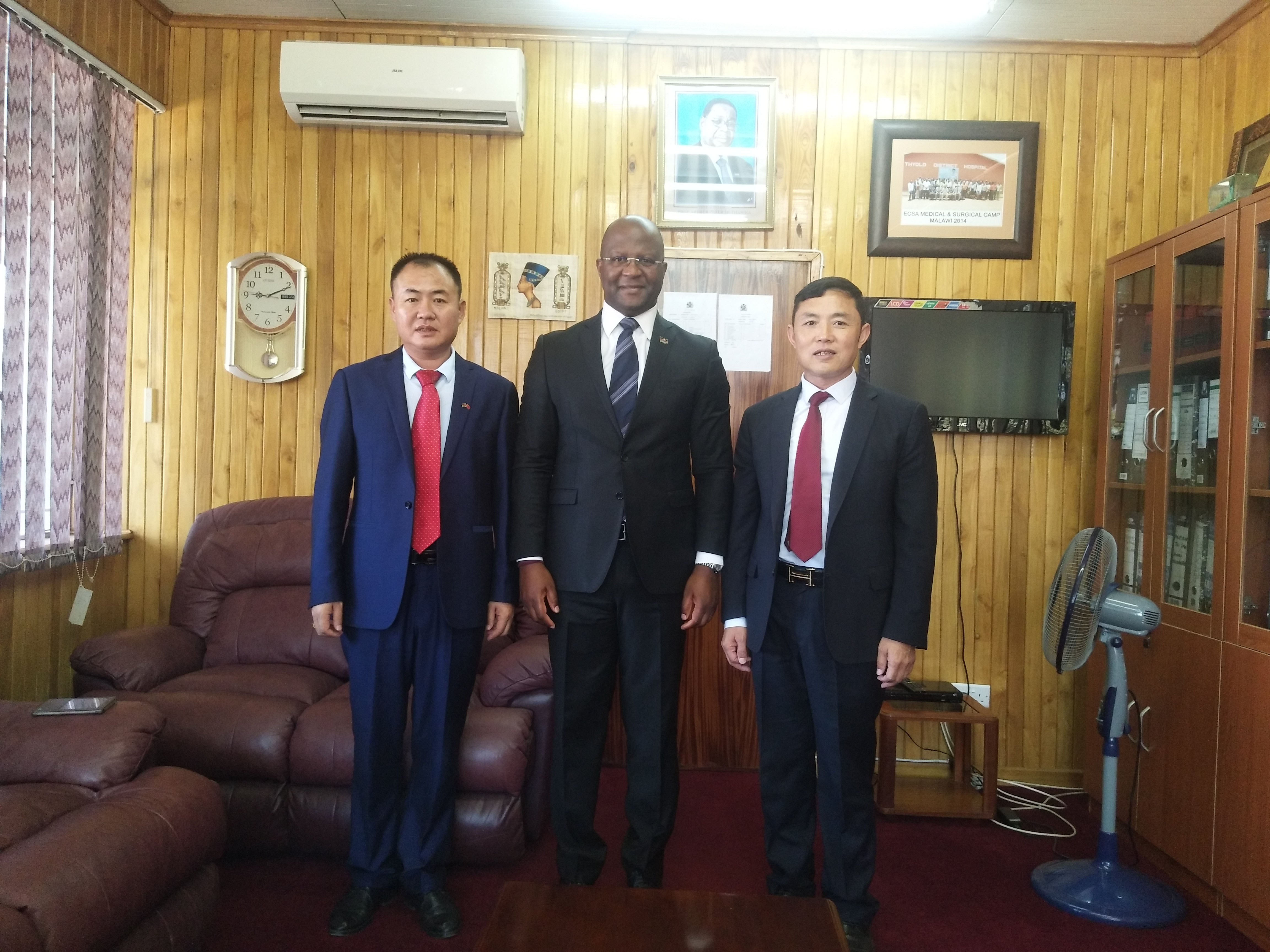 公司领导与卫生部部长合影