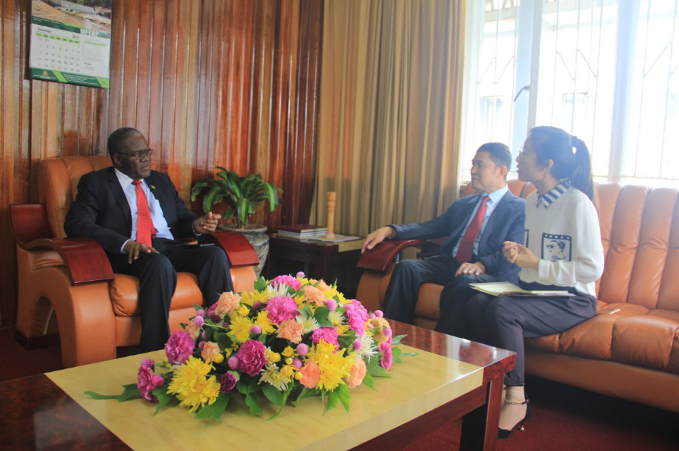 公司总裁马占江拜访马拉维能源部长阿格雷·马西