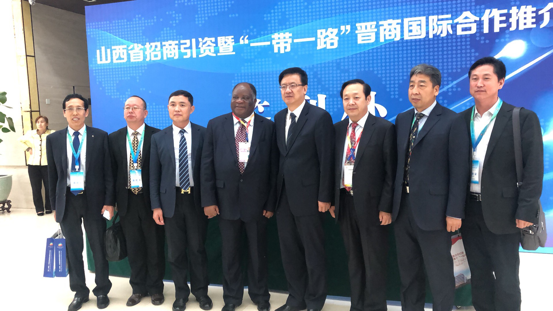 总裁马占江(左三)、山西省副省长贺天才(右四)