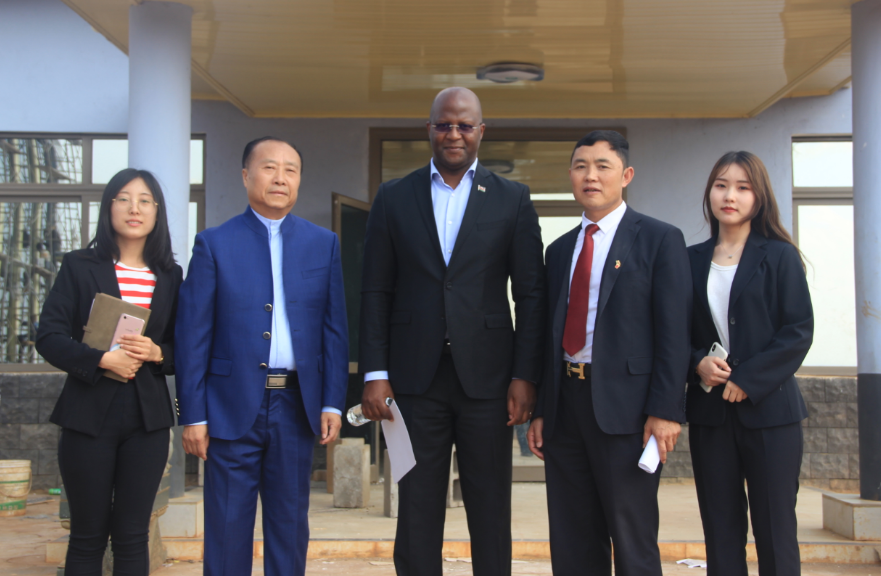 原马拉维土地部长阿图佩莱·穆卢奇莅临园区视察