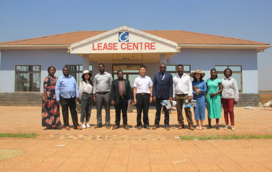 利隆圭副市长查理德、原利隆圭市长德斯蒙德园区视查